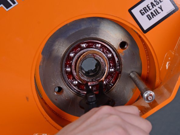 Barreto Tillers E1320HTRLR 2016 Tine Drive Motor Bearing Replacement, Remove the inner snap ring: crwdns2935265:021crwdnd2935265:02crwdnd2935265:03crwdne2935265:0