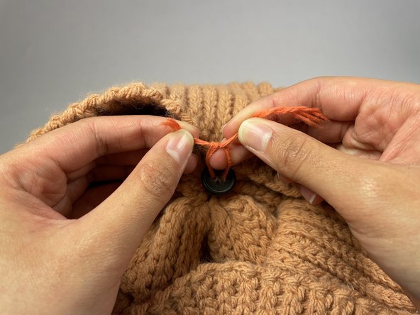 How to Replace the Pom Pom on a Beanie: crwdns2935265:010crwdnd2935265:02crwdnd2935265:03crwdne2935265:0