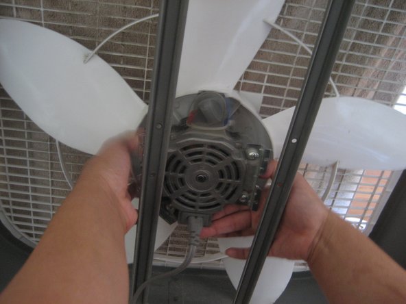 Holmes HBF2002A-W Blade Replacement: step 3, image 1 of 2