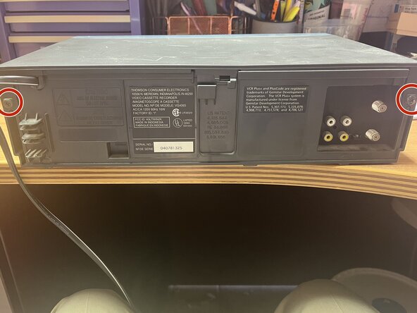 GE Four Head Clear Picture Search VCR Teardown, Take off back screws: crwdns2935265:01crwdnd2935265:01crwdnd2935265:01crwdne2935265:0