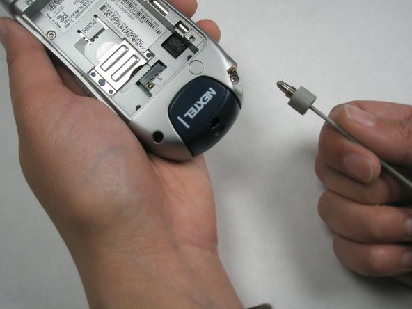 Disassembling Motorola i265 LCD Screen, Logic Board: crwdns2935265:04crwdnd2935265:03crwdnd2935265:03crwdne2935265:0