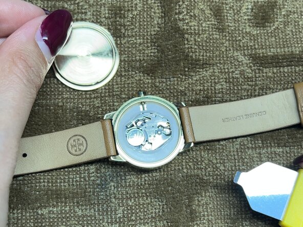 How to Replace the Battery in a Tory Burch “Gigi” Wristwatch: passo 3, immagine 3 di 3