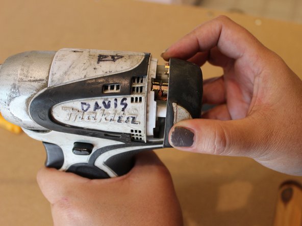 Makita BTD142 Trigger Switch Replacement, Rear Cover: crwdns2935265:03crwdnd2935265:02crwdnd2935265:02crwdne2935265:0