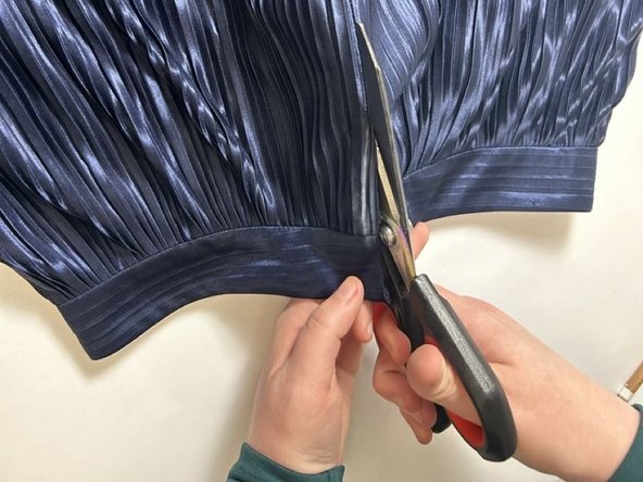 How to Enlarge a Skirt Waistband: crwdns2935265:02crwdnd2935265:03crwdnd2935265:03crwdne2935265:0