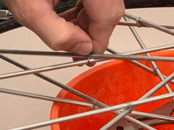 Dirt Bike Tire Spoke Replacement: crwdns2935265:09crwdnd2935265:03crwdnd2935265:03crwdne2935265:0