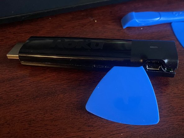 Disassembling Roku Streaming Stick 4K Model 3810X, Separating the Case.: paso 1, imagen 2 de 3
