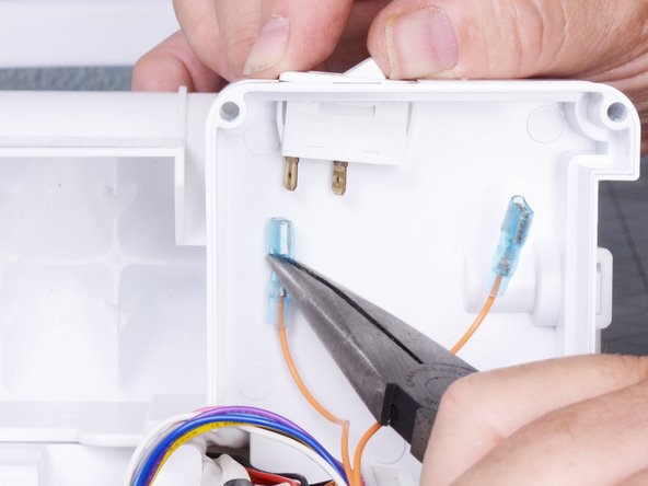 Upper Ice Maker Replacement: crwdns2935265:016crwdnd2935265:03crwdnd2935265:03crwdne2935265:0
