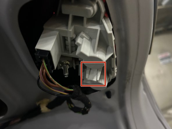 BMW 325i e90 Inner Tail Light Bulb Replacement: crwdns2935265:03crwdnd2935265:02crwdnd2935265:02crwdne2935265:0