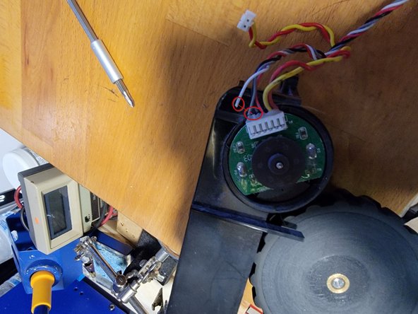 Wyze WVCR200s Wheels Replacement, Change the LEFT wheel assembly: crwdns2935265:017crwdnd2935265:03crwdnd2935265:03crwdne2935265:0