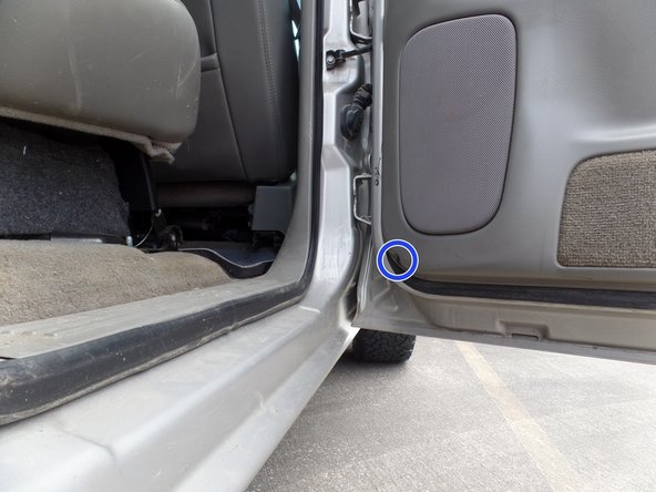 2005 GMC Sierra SLT 1500 Rear Passenger Side Window Motor Replacement, Bolting the Door Panel: 步骤 30 中的图像 2，2