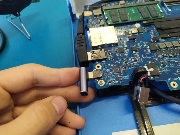 Montage PC Restart Dell Latitude 5591, Routage des câbles de l'extension USB: step 14, image 2 of 2