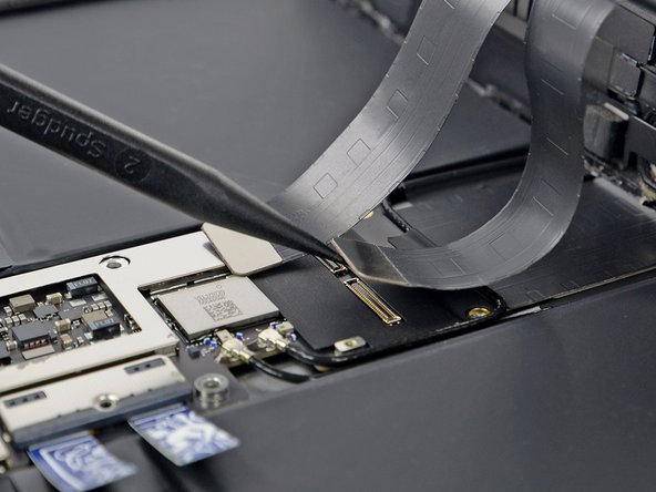 iPad Pro 12.9" 2nd Gen Screen Replacement, Disconnect the display cables: crwdns2935265:034crwdnd2935265:03crwdnd2935265:03crwdne2935265:0