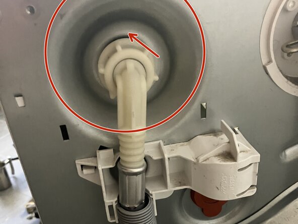 V-VZUG Adora SL Entkalkung & Reparatur (Waschmaschine hat Unwucht/schleudert nicht mehr), Wasserschlauch entfernen: Schritt 6, Bild 2 von 2