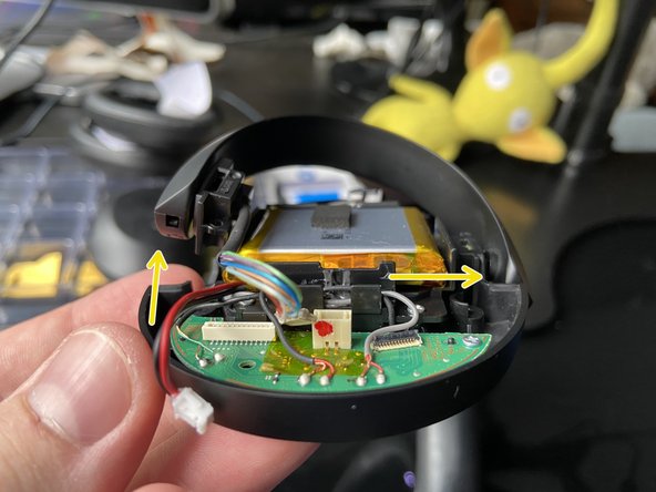 Sony H.ear on 3 Headband replacement, Tilt and push the Right Speaker hinge: crwdns2935265:020crwdnd2935265:02crwdnd2935265:02crwdne2935265:0