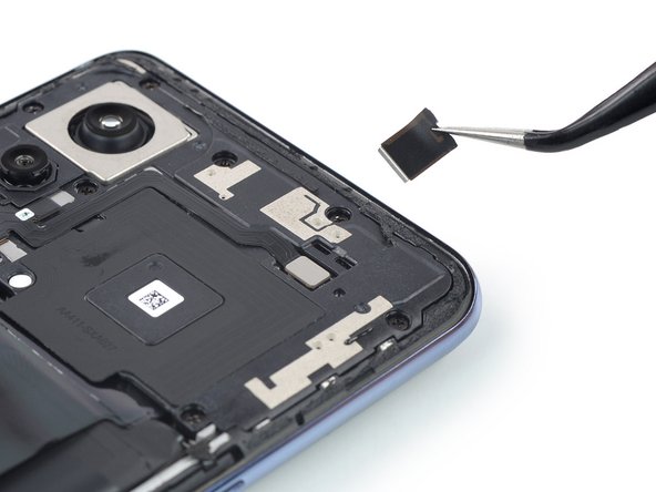 OnePlus Nord 2 5G Battery Replacement, Remove the connector bracket: crwdns2935265:010crwdnd2935265:02crwdnd2935265:02crwdne2935265:0