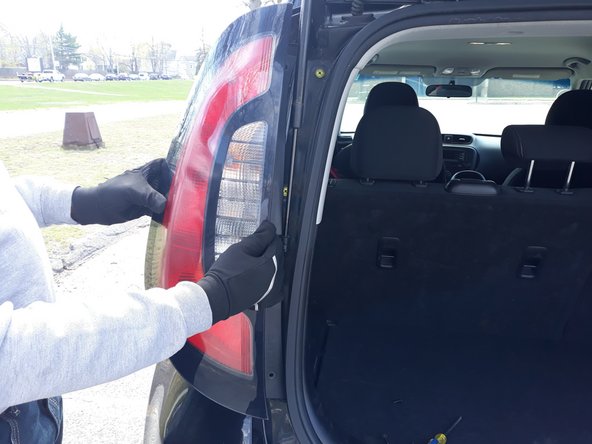 2014-Present Kia Soul Brake Light Replacement: crwdns2935265:03crwdnd2935265:02crwdnd2935265:03crwdne2935265:0