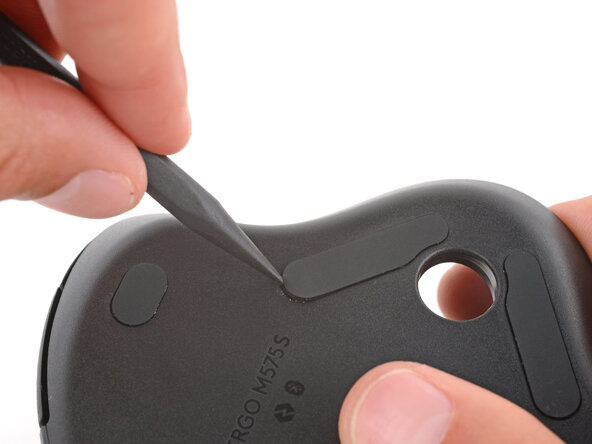 How to Open Your Logitech Ergo M575S, Remove the feet: crwdns2935265:06crwdnd2935265:01crwdnd2935265:03crwdne2935265:0