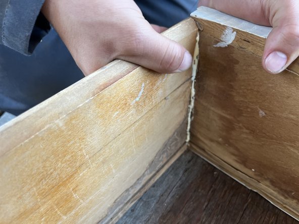 How to Replace Wooden Dresser Drawers: crwdns2935265:02crwdnd2935265:02crwdnd2935265:02crwdne2935265:0