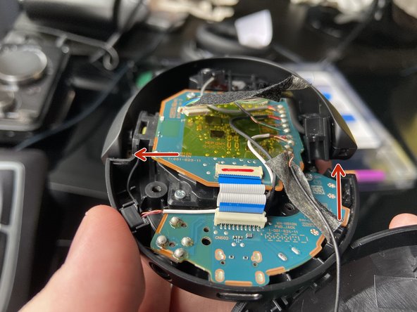 Sony H.ear on 3 Headband replacement, Tilt and push the Left Speaker hinge: crwdns2935265:016crwdnd2935265:02crwdnd2935265:02crwdne2935265:0