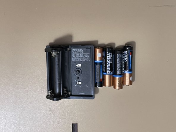 (AAA) Cleaning battery leakage (Maxxum 5000/7000), Unscrew the cover: crwdns2935265:03crwdnd2935265:03crwdnd2935265:03crwdne2935265:0