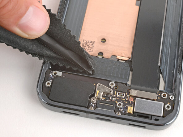 Google Pixel 10 Pro XL Battery Replacement, Clean the battery recess: 步骤 27 中的图像 3，3