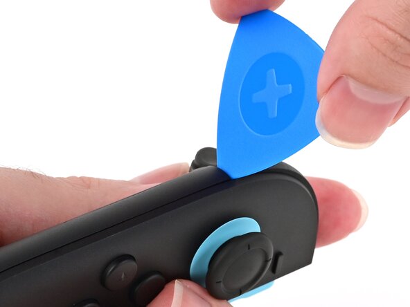 Joy-Con 2 (Left) Joystick Replacement, Insert an opening pick: crwdns2935265:02crwdnd2935265:01crwdnd2935265:02crwdne2935265:0