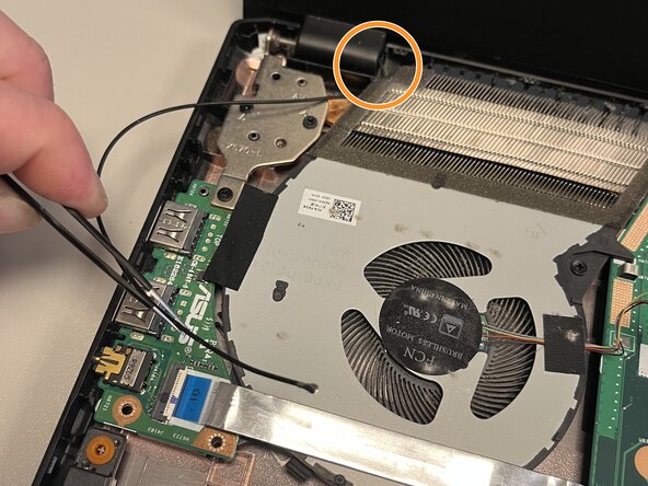 Asus M570D Mainboard tauschen, WiFi Antennenkabel freilegen: Schritt 12, Bild 1 von 1