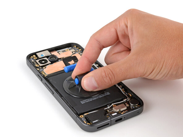 Google Pixel 9a Battery Replacement, Apply a suction handle to the battery: passo 23, immagine 2 di 3