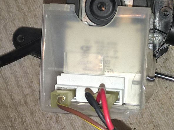 Remplacer la pompe de vidange d'un lave-linge LG F84G62WHS, Démonter la pompe de vidange: étape 11, image 3 de 3