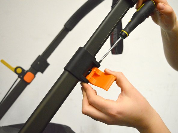 Bugaboo Cameleon 1 and 3  Handlebar Clip Replacement: passo 5, immagine 2 di 2