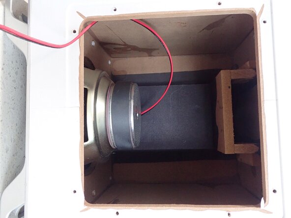 Disassembling Headrush 8044069 Multimedia Bluetooth Subwoofer/Amp assembly, Subwoofer enclosure-inside: crwdns2935265:00crwdnd2935265:01crwdnd2935265:01crwdne2935265:0