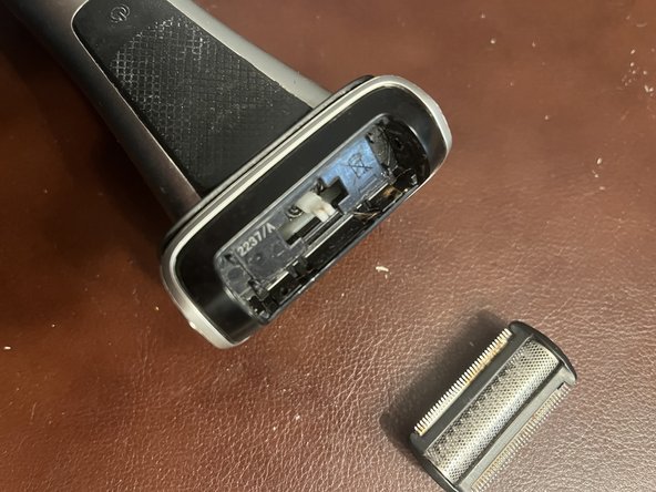 Teardown Philips BG7025, Rasiererseite öffnen: Schritt 3, Bild 2 von 3