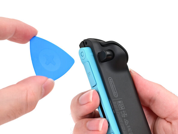 Joy-Con 2 (Left) Battery Replacement, Insert a second opening pick: crwdns2935265:08crwdnd2935265:01crwdnd2935265:03crwdne2935265:0
