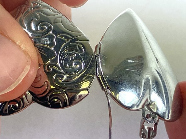 How to Repair a Locket Hinge: crwdns2935265:05crwdnd2935265:03crwdnd2935265:03crwdne2935265:0