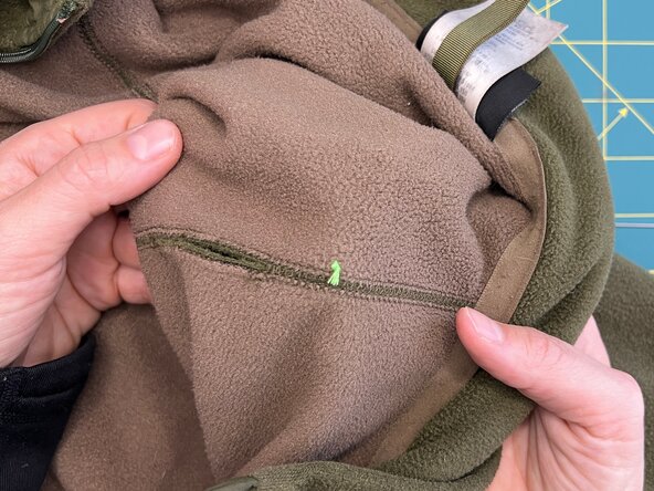 Herringbone Stitch on a Split Seam, Start the stitch: crwdns2935265:04crwdnd2935265:03crwdnd2935265:03crwdne2935265:0