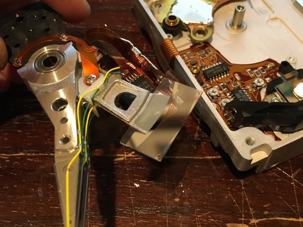 Quantum ProDrive LPS 240MB IDE HDD (Early '90s) Teardown, Pull off Read/write Head and Remaining Circuitry: crwdns2935265:010crwdnd2935265:02crwdnd2935265:03crwdne2935265:0