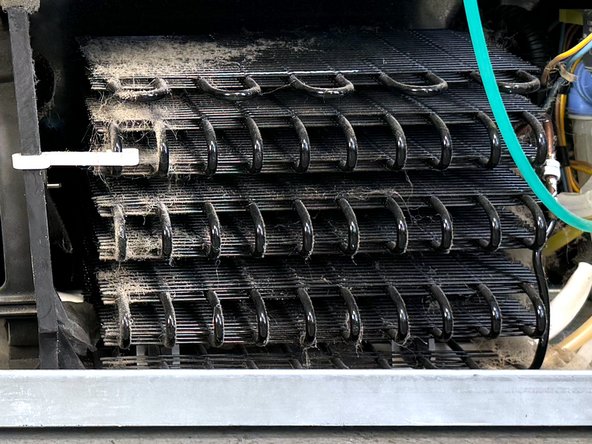 Frigidaire Side-By-Side Refrigerator Condenser Inspection and Cleaning, Clean and inspect the condenser.: adım 5, 2 resimden 2.