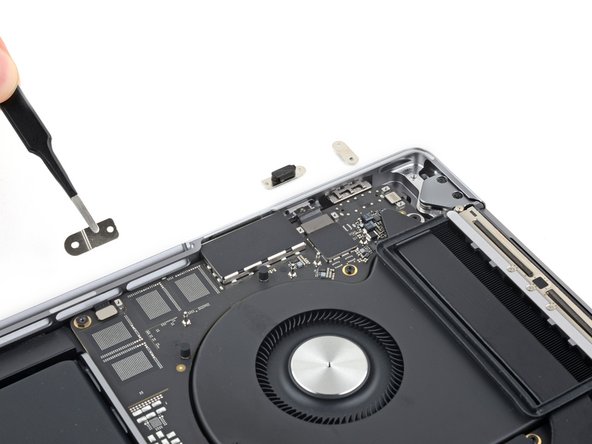 MacBook Pro 16" 2023 Logic Board and Heatsink Removal, Remove the cable covers: stap 0, afbeelding 3 van 3
