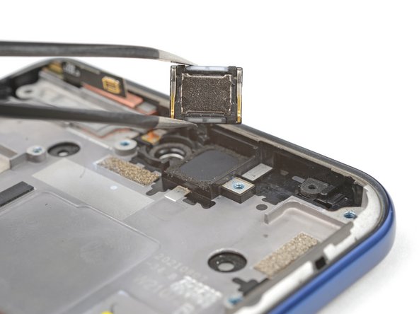 Motorola Edge 5G UW (2022) Screen Replacement, Remove the earpiece speaker: crwdns2935265:042crwdnd2935265:03crwdnd2935265:03crwdne2935265:0