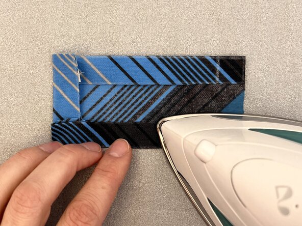 Make a Fabric Patch, Fold the seam allowance: crwdns2935265:09crwdnd2935265:02crwdnd2935265:02crwdne2935265:0