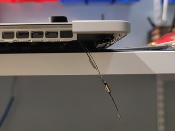 MacBook Pro 13" Two Thunderbolt Ports 2020 Touchbar Replacement, Feeding Flex Cable: crwdns2935265:042crwdnd2935265:02crwdnd2935265:03crwdne2935265:0