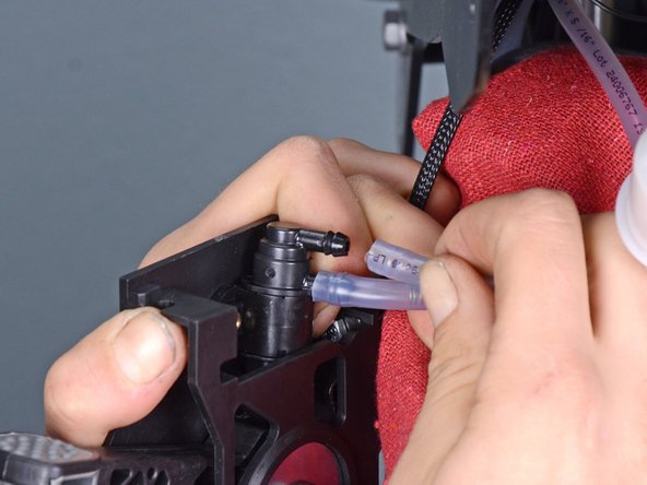 Wacker 4-Stroke Rammer BS504AS REV 101 (2019) Petcock Replacement, Remove the fuel tubes: crwdns2935265:012crwdnd2935265:02crwdnd2935265:03crwdne2935265:0