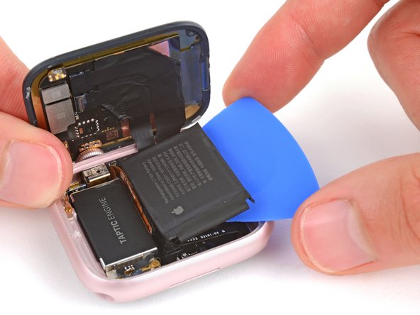 Apple Watch Series 9 (45mm) Battery Replacement, Pry up the battery: passo 15, immagine 3 di 3