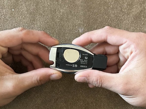 2006-2015 Mercedes Key Fob Battery Replacement: adım 4, 2 resimden 2.
