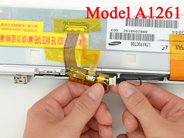 MacBook Pro 17" Models A1151 A1212 A1229 and A1261 Antenna Cover Replacement: crwdns2935265:023crwdnd2935265:02crwdnd2935265:02crwdne2935265:0