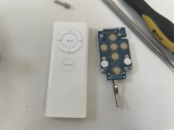 Apple remote (A1156 EMC 2086) Teardown, Taking out the internals: crwdns2935265:03crwdnd2935265:02crwdnd2935265:03crwdne2935265:0