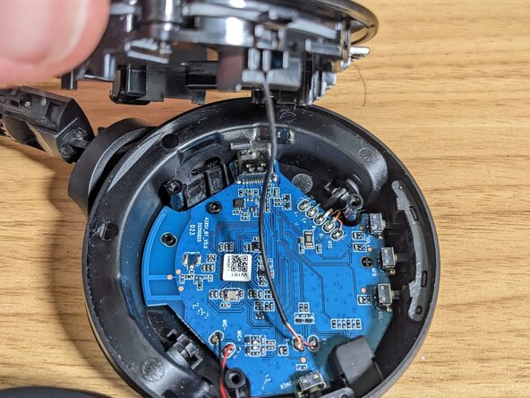 JBL Tune 510BT Ear cup holder replacement, Unscrew the speaker: crwdns2935265:04crwdnd2935265:02crwdnd2935265:02crwdne2935265:0