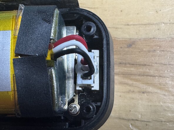 Cycliq Fly6 CE Gen3 Teardown, Grease battery female connector: crwdns2935265:04crwdnd2935265:03crwdnd2935265:03crwdne2935265:0