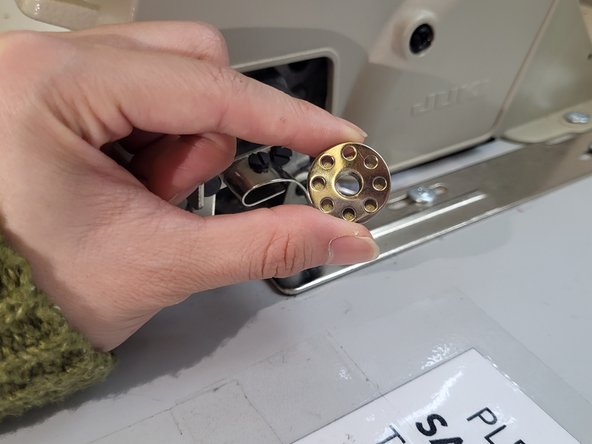 Juki DDL-8700 Bobbin Replacement: шаг 2, изображение 1 из 3