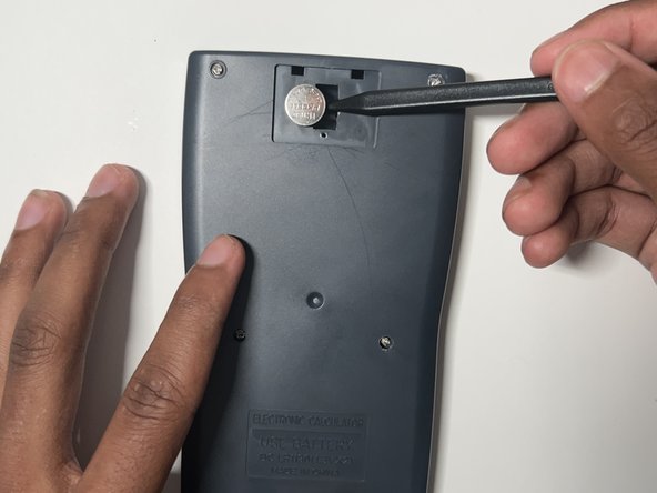 How To Replace Merangue 2-Line Engineering Scientific Calculator Battery: passo 4, immagine 3 di 3